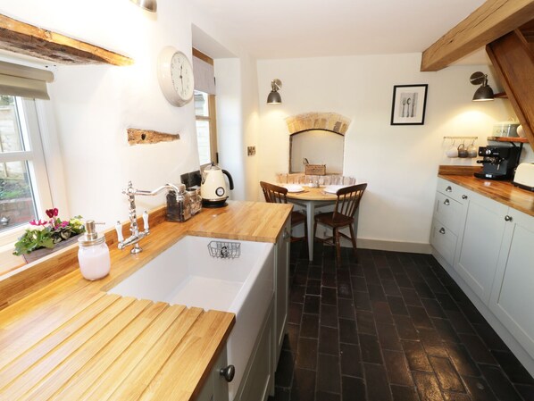 Cottage | Private kitchen | Fridge, microwave, stovetop, dishwasher - Ivy Cottage (Malvern)