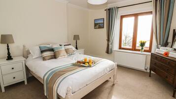 Cottage | 6 bedrooms, individually decorated, individually furnished, free WiFi