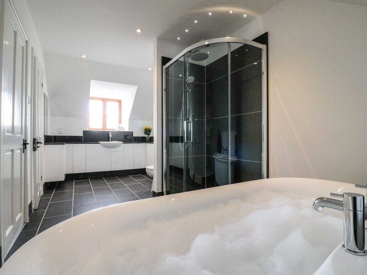 Cottage | Bathroom | Shower, hair dryer