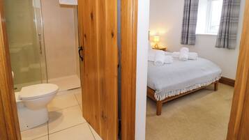 Cottage | Bathroom | Shower, hair dryer