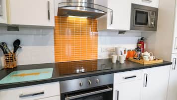 Ferienhaus | Eigene Küche | Kühlschrank, Mikrowelle, Herdplatte, Geschirrspüler