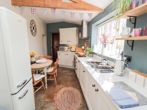 Microondas, placa de cocina, lavavajillas, silla alta para bebés