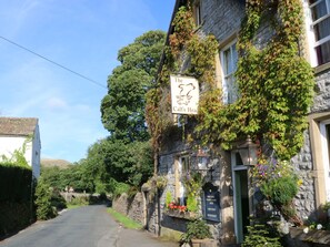 A stone building with a sign reading "The Calf's Head" and a signboard indicating it is a fine cask conditioned ales bar food restaurant. - Bridge End (Clitheroe)