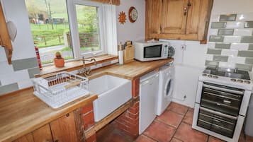 Cottage | Private kitchen | Fridge, microwave, stovetop, cookware/dishes/utensils