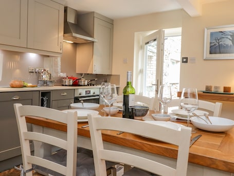 Microondas, placa de cocina, lavavajillas, tetera/pava eléctrica