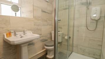 Cottage | Bathroom | Shower, hair dryer