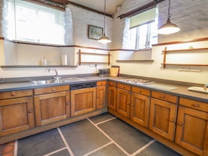 Cottage | Private kitchen | Dishwasher, cookware/dishes/utensils