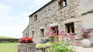 A stone building with a garden in front. - Grayrigg Foot Stable (Kendal)