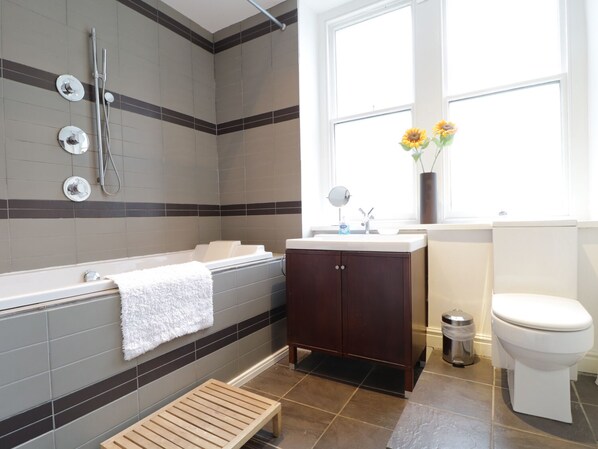 Cottage | Bathroom | Shower, hair dryer