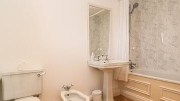 Ferienhaus | Badezimmer | Dusche, Haartrockner