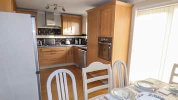 Cottage | Private kitchen | Microwave, stovetop, dishwasher, highchair