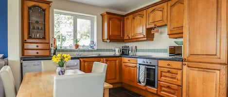 Cottage | Private kitchen | Microwave, stovetop, dishwasher, electric kettle