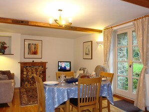 Cottage | Ruang keluarga | TV dan pemutar DVD