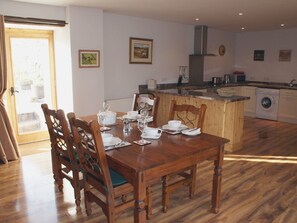 Cottage | Private kitchen | Dishwasher, cookware/dishes/utensils