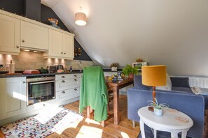 Cottage | Privékeuken | Een koelkast, een magnetron, een kookplaat, een vaatwasser