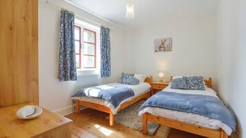 Cottage | 2 bedrooms, individually decorated, individually furnished, free WiFi