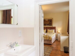 5 bedrooms, individually decorated, individually furnished, free WiFi