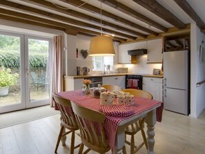 Cottage | Private kitchen | Dishwasher, high chair, cookware/dishes/utensils - Whitcombe Cottage (Honiton)