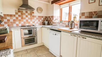 Cottage | Private kitchen | Fridge, dishwasher, cookware/dishes/utensils