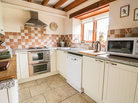 Cottage | Private kitchen | Fridge, dishwasher, cookware/dishes/utensils