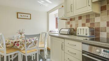 Cottage | Private kitchen | Fridge, microwave, stovetop, dishwasher