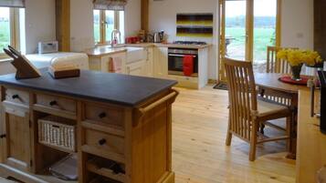 Cottage | Private kitchen | Dishwasher, cookware/dishes/utensils