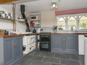 Cottage | Private kitchen | Fridge, microwave, stovetop, dishwasher - Chapel Cottage (Bideford)