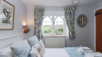 Cottage | 4 bedrooms, individually decorated, individually furnished, free WiFi