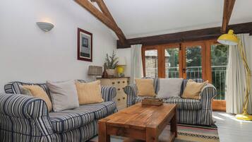 Cottage | Living area | TV, DVD player, ping pong