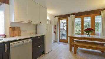 Cottage | Dapur pribadi | Microwave, kompor, mesin pencuci piring, dan kursi makan untuk bayi