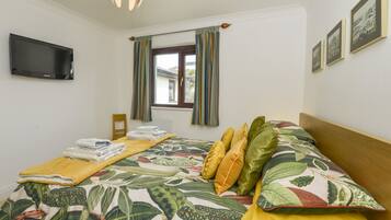 Cottage | 2 bedrooms, individually decorated, individually furnished, free WiFi