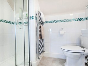 Chaumière | Salle de bain | Ensemble baignoire-douche, baignoire profonde