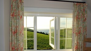 A room with a window overlooking a green field. - Ayrmer Path (Kingsbridge)
