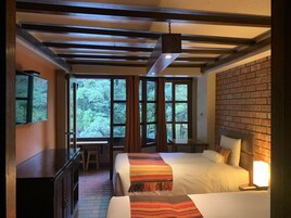 Szoba két külön ággyal, erkély, kilátással a folyóra | Széf a szobában, ingyenes wifi és ágynemű