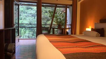 In-room safe, free WiFi, bed sheets