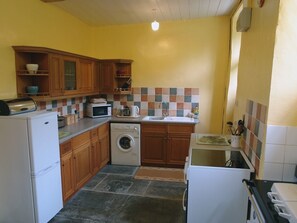 Cottage | Private kitchen | Microwave, stovetop, dishwasher, high chair