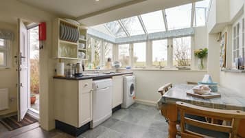 Cottage | Private kitchen | Dishwasher, high chair, cookware/dishes/utensils
