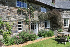 Cottage | Outdoor dining