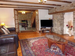Cottage | Living area | Fireplace, DVD player