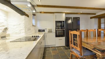 Cottage | Cuisine privée | Lave-vaisselle, batterie de cuisine, vaisselle et ustensiles