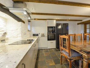 Cottage | Private kitchen | Dishwasher, cookware/dishes/utensils, dining tables