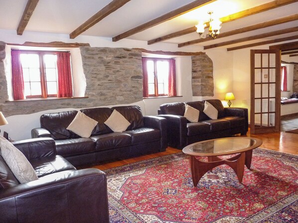 كوخ | منطقة المعيشة | مدفأة، مشغل دي في دي