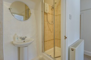 Cottage | Bathroom | Shower