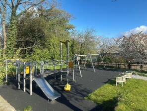 Cottage | Children’s area - Oak Tree (Totnes)