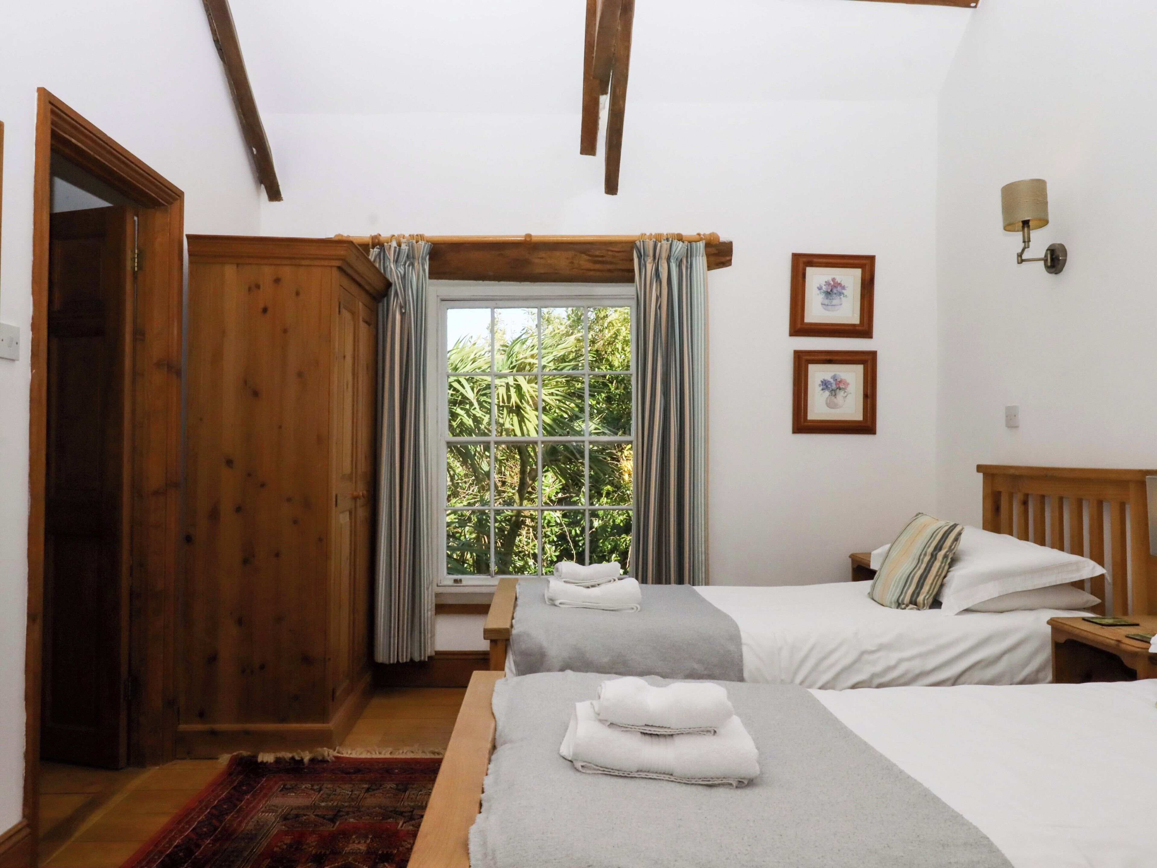 2 عدّة غرف نوم وبديكورات فريدة لكل غرفة وطراز فريد لكل وحدة