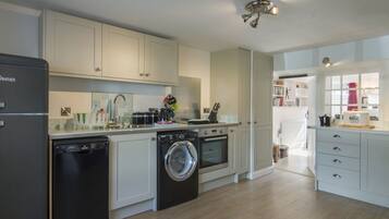 Cottage | Private kitchen | Microwave, stovetop, dishwasher, high chair