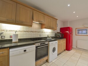 คอทเทจ | ครัวส่วนตัว | เครื่องล้างจาน, เก้าอี้กินข้าวสำหรับเด็ก, เครื่องครัว/จาน/ช้อนส้อม