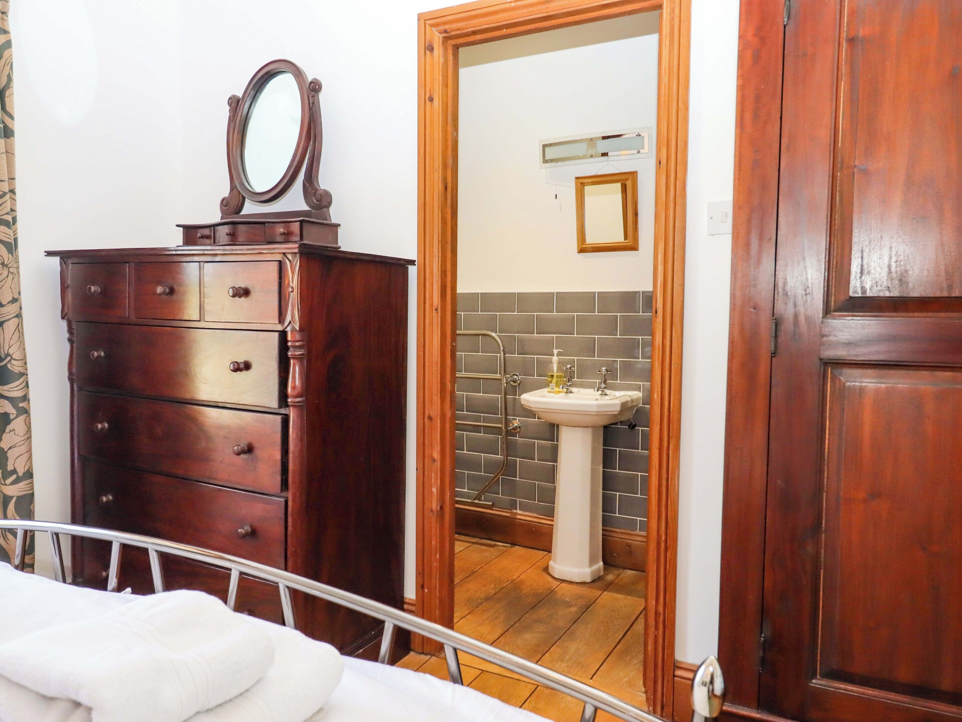 3 habitaciones, decoración personalizada y muebles diferentes 