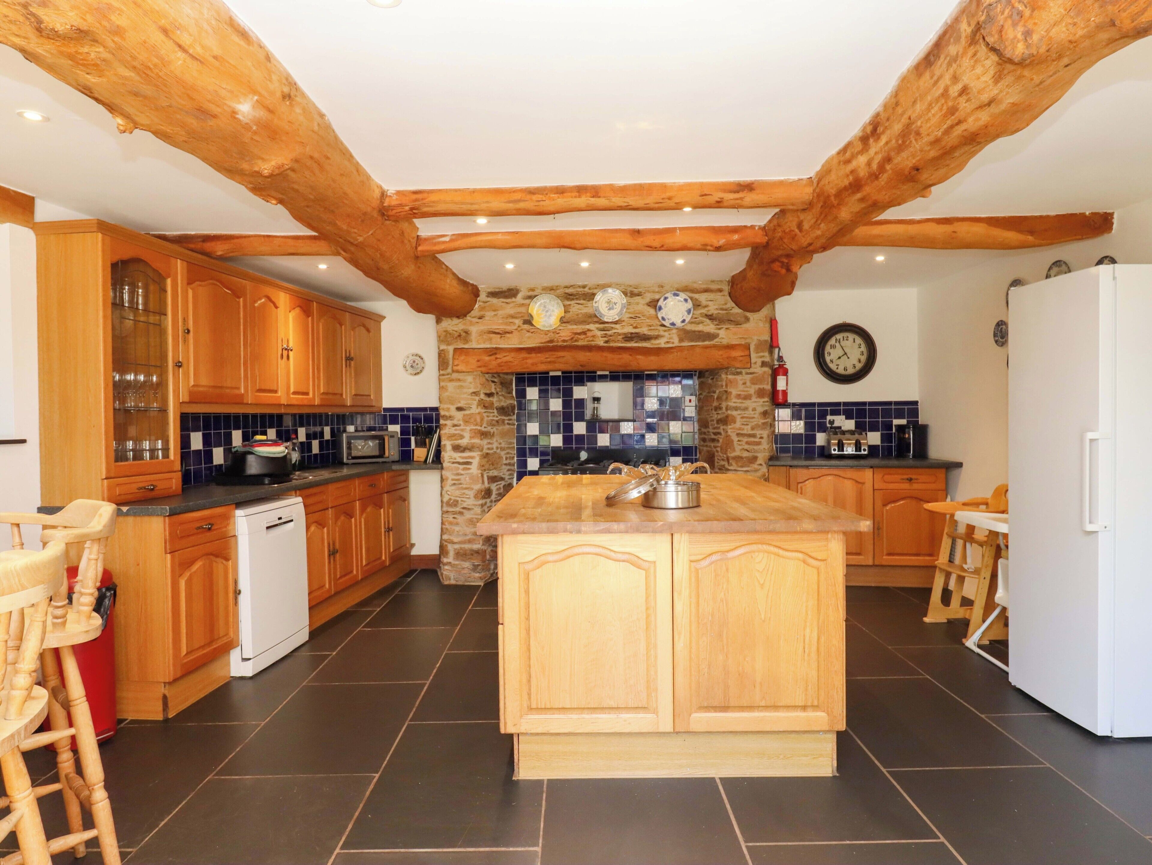 Cottage | Private kitchen | Dishwasher, high chair, cookware/dishes/utensils