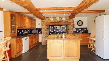 Cottage | Private kitchen | Dishwasher, high chair, cookware/dishes/utensils